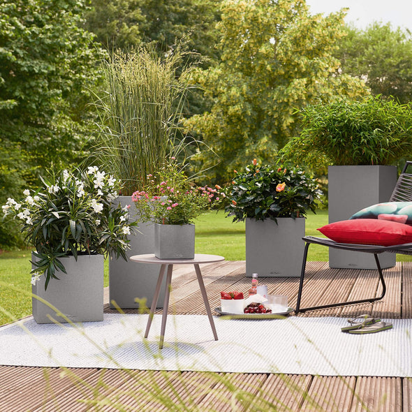 The Canto Stone 14 is the perfect eye-catching planter to show off your favourite greenery. The contrast of rustic stone and natural green has a modern effect and gives small plants the wow-factor. It fits perfectly on small shelves, sideboards or desks